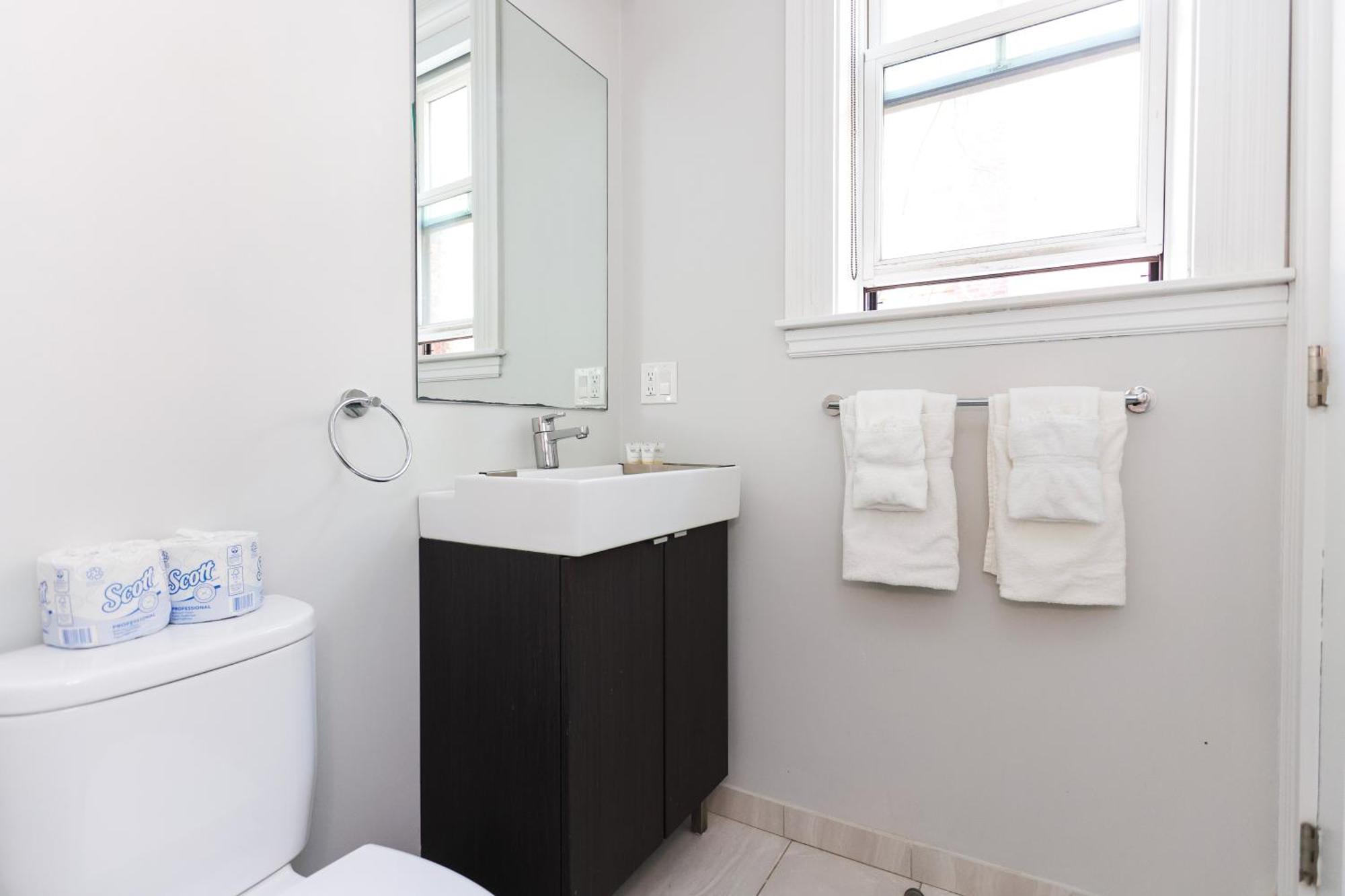 A Stylish Stay W/ A Queen Bed, Heated Floors.. #26 Brookline Exteriér fotografie