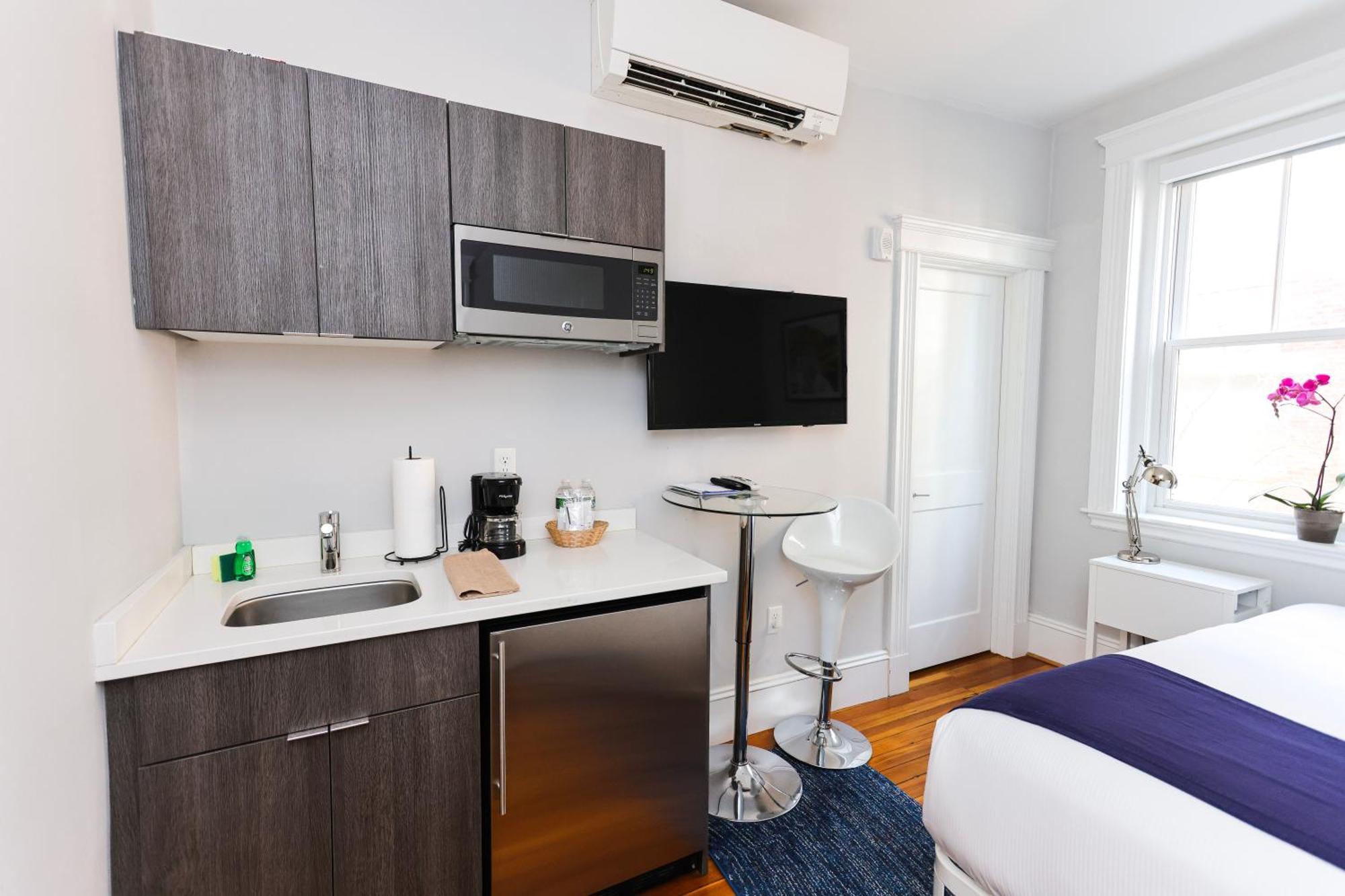 A Stylish Stay W/ A Queen Bed, Heated Floors.. #26 Brookline Exteriér fotografie